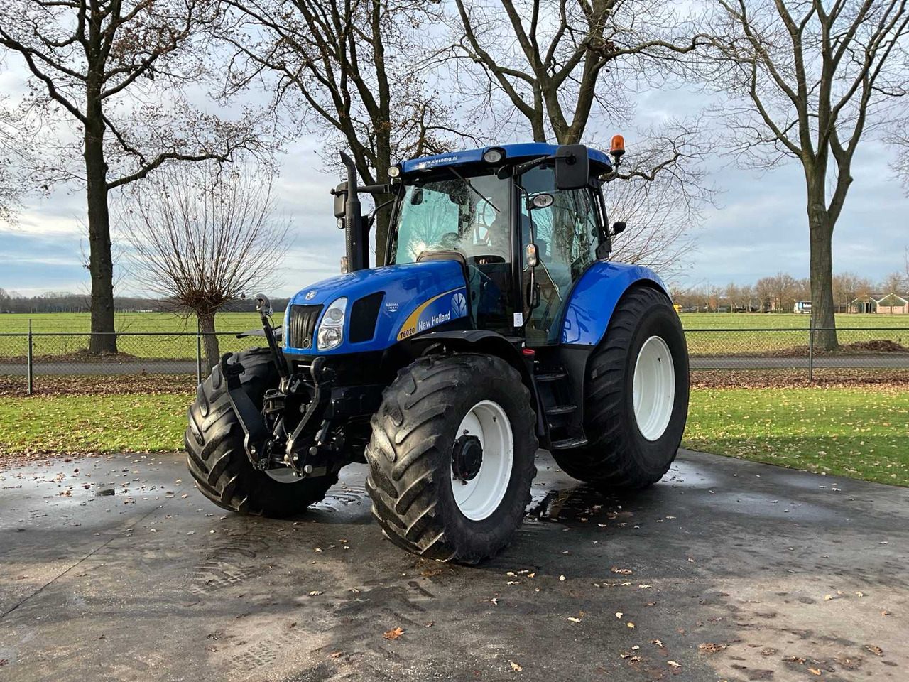 2011 NEW HOLLAND T6020 ELITE FOUR WHEEL DRIVE FARM TRACTOR - Trator: foto 1 2011 NEW HOLLAND T6020 ELITE FOUR WHEEL DRIVE FARM TRACTOR - Trator: foto 1