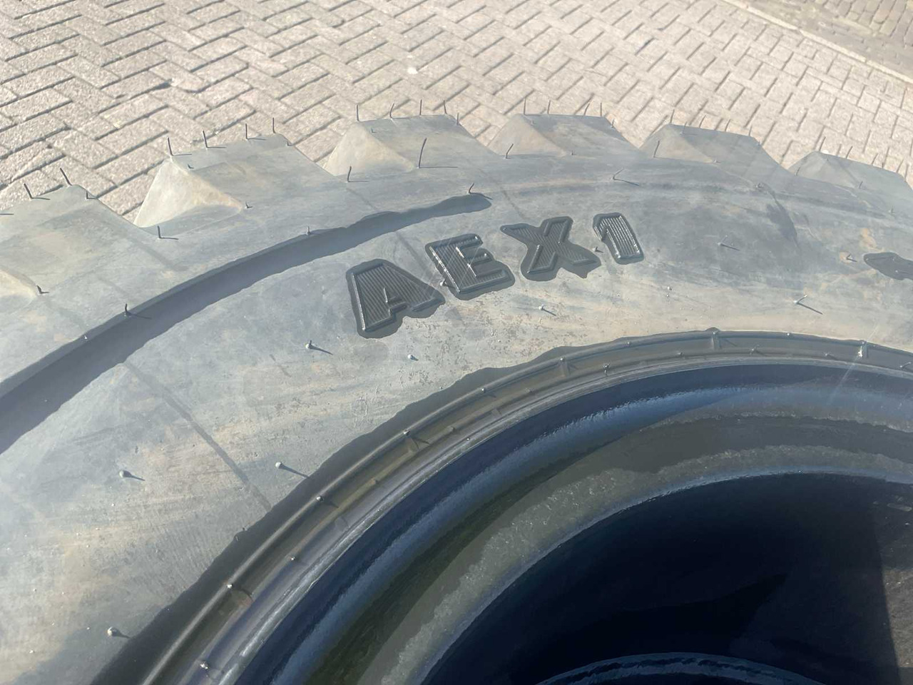 Aeolus Aex1 - Jantes e pneus por Trator: foto 5 Aeolus Aex1 - Jantes e pneus por Trator: foto 5