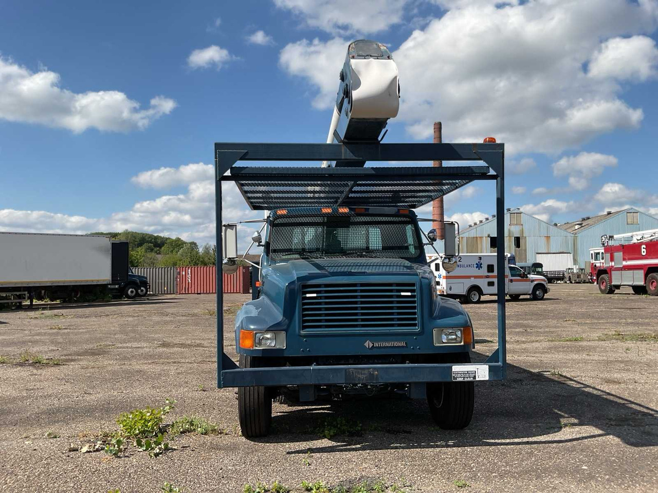 2000 NAVISTAR 4700 AERIAL PLATFORM - Camião: foto 3 2000 NAVISTAR 4700 AERIAL PLATFORM - Camião: foto 3