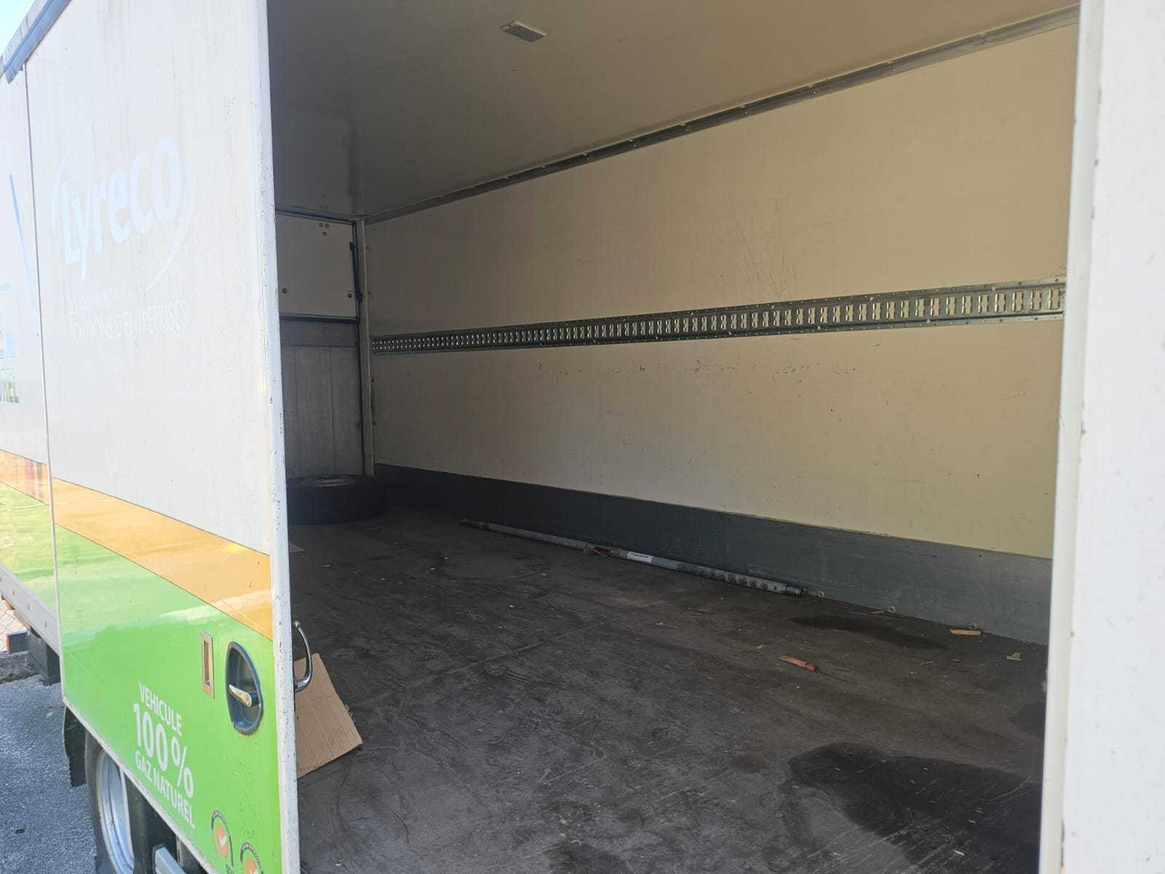 2013 - IVECO - DAILY CNG - TRUCK WITH TAIL LIFT - Camião: foto 5 2013 - IVECO - DAILY CNG - TRUCK WITH TAIL LIFT - Camião: foto 5