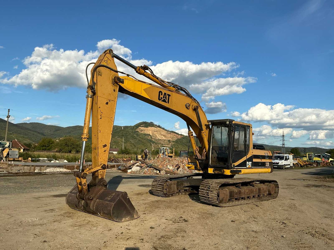 Caterpillar CATERPILLAR - 320 L - TRACKED EXCAVATOR - 1995 - Escavadora de rastos: foto 1 Caterpillar CATERPILLAR - 320 L - TRACKED EXCAVATOR - 1995 - Escavadora de rastos: foto 1