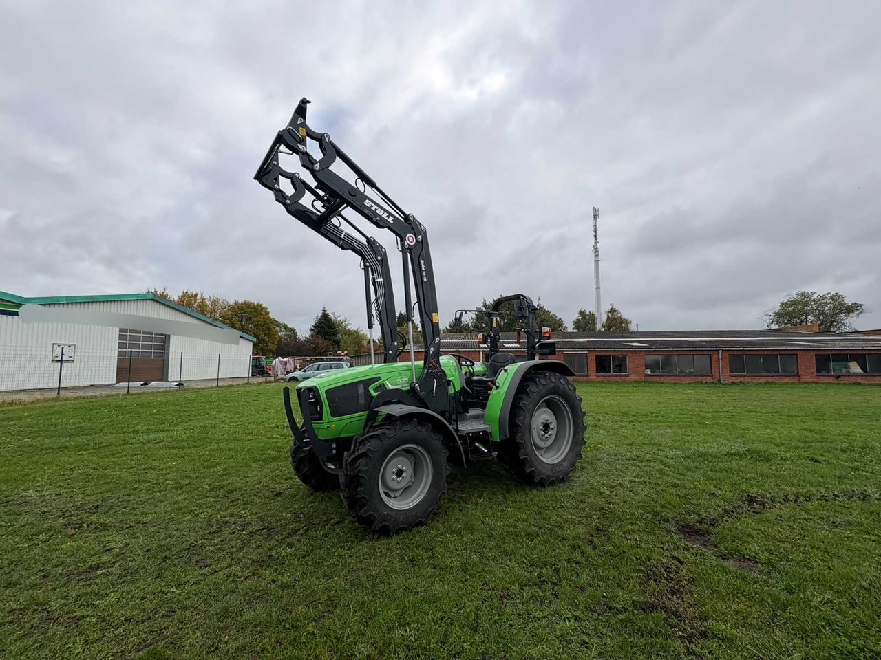 Deutz-Fahr 4080 E - Carregador frontal para o trator: foto 2 Deutz-Fahr 4080 E - Carregador frontal para o trator: foto 2