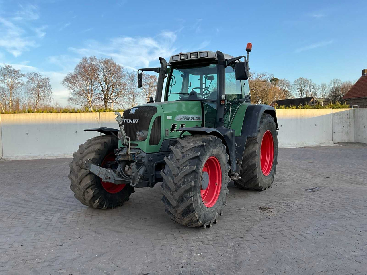 FENDT FOUR-WHEEL DRIVE AGRICULTURAL TRACTOR - Trator: foto 1 FENDT FOUR-WHEEL DRIVE AGRICULTURAL TRACTOR - Trator: foto 1