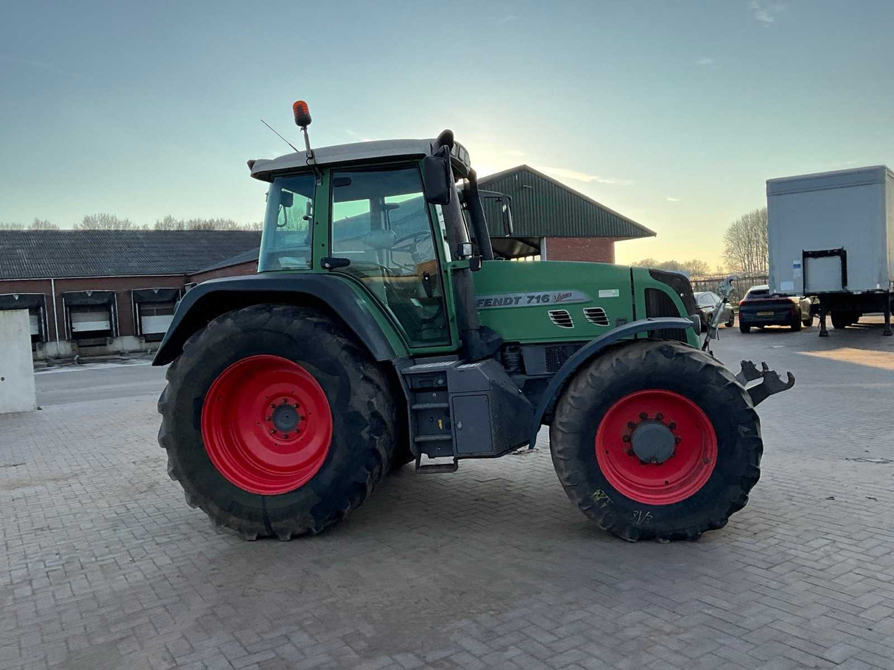 FENDT FOUR-WHEEL DRIVE AGRICULTURAL TRACTOR - Trator: foto 4 FENDT FOUR-WHEEL DRIVE AGRICULTURAL TRACTOR - Trator: foto 4