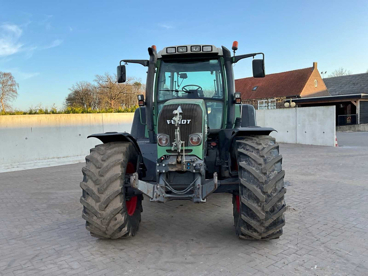 FENDT FOUR-WHEEL DRIVE AGRICULTURAL TRACTOR - Trator: foto 2 FENDT FOUR-WHEEL DRIVE AGRICULTURAL TRACTOR - Trator: foto 2