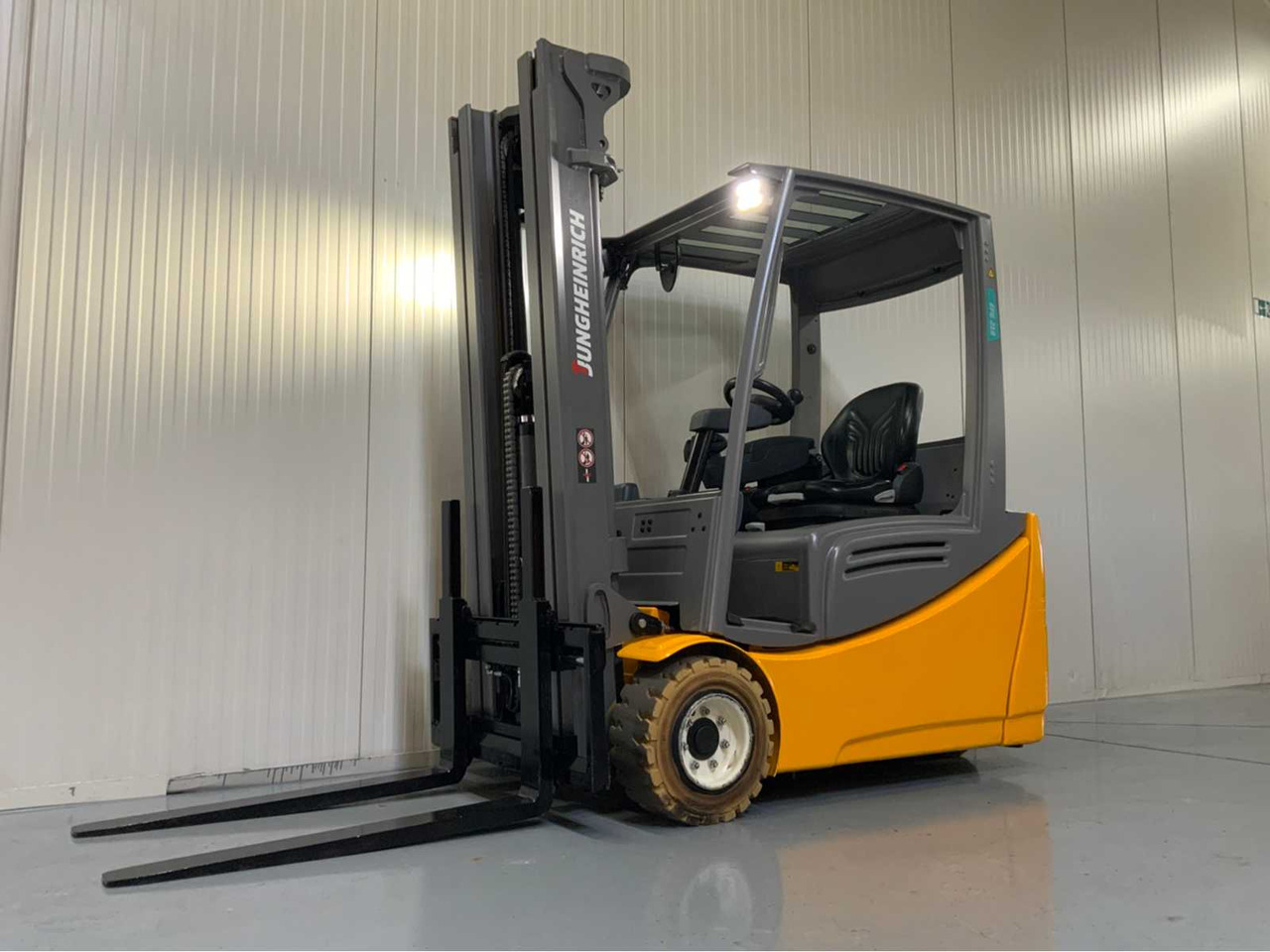 JUNGHEINRICH EFG218 - 4.8M TRIPLEX, FREE-LIFT, SIDE-SHIFT, FINGERTIP STEERING - FORKLIFT - Empilhadeira: foto 1 JUNGHEINRICH EFG218 - 4.8M TRIPLEX, FREE-LIFT, SIDE-SHIFT, FINGERTIP STEERING - FORKLIFT - Empilhadeira: foto 1