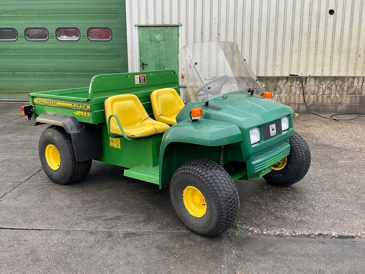 John Deere Gator 4x2 - Trator municipal: foto 1 John Deere Gator 4x2 - Trator municipal: foto 1