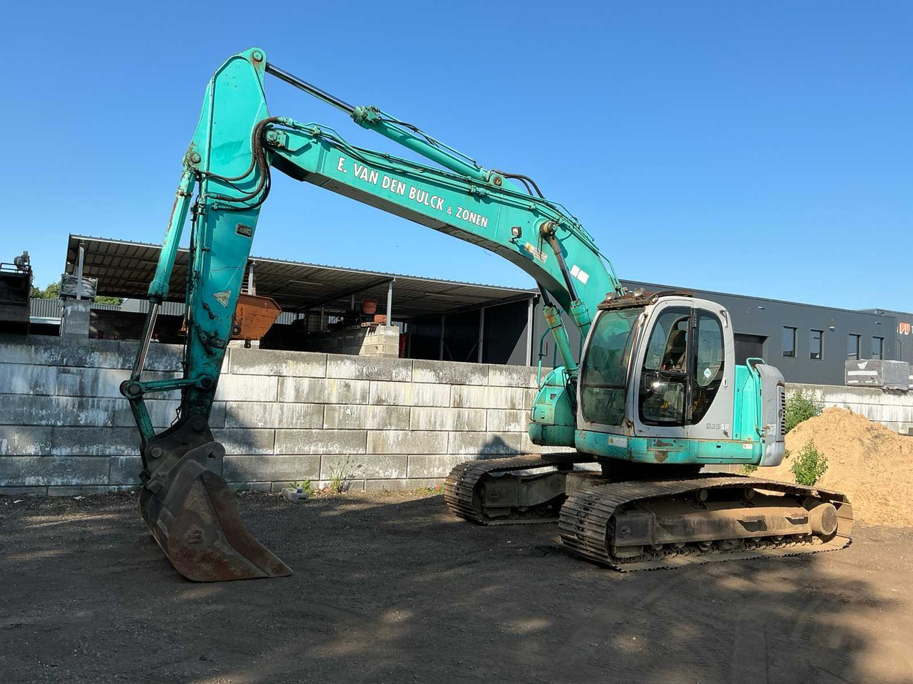Kobelco SK235SR - Escavadora de rastos: foto 1 Kobelco SK235SR - Escavadora de rastos: foto 1