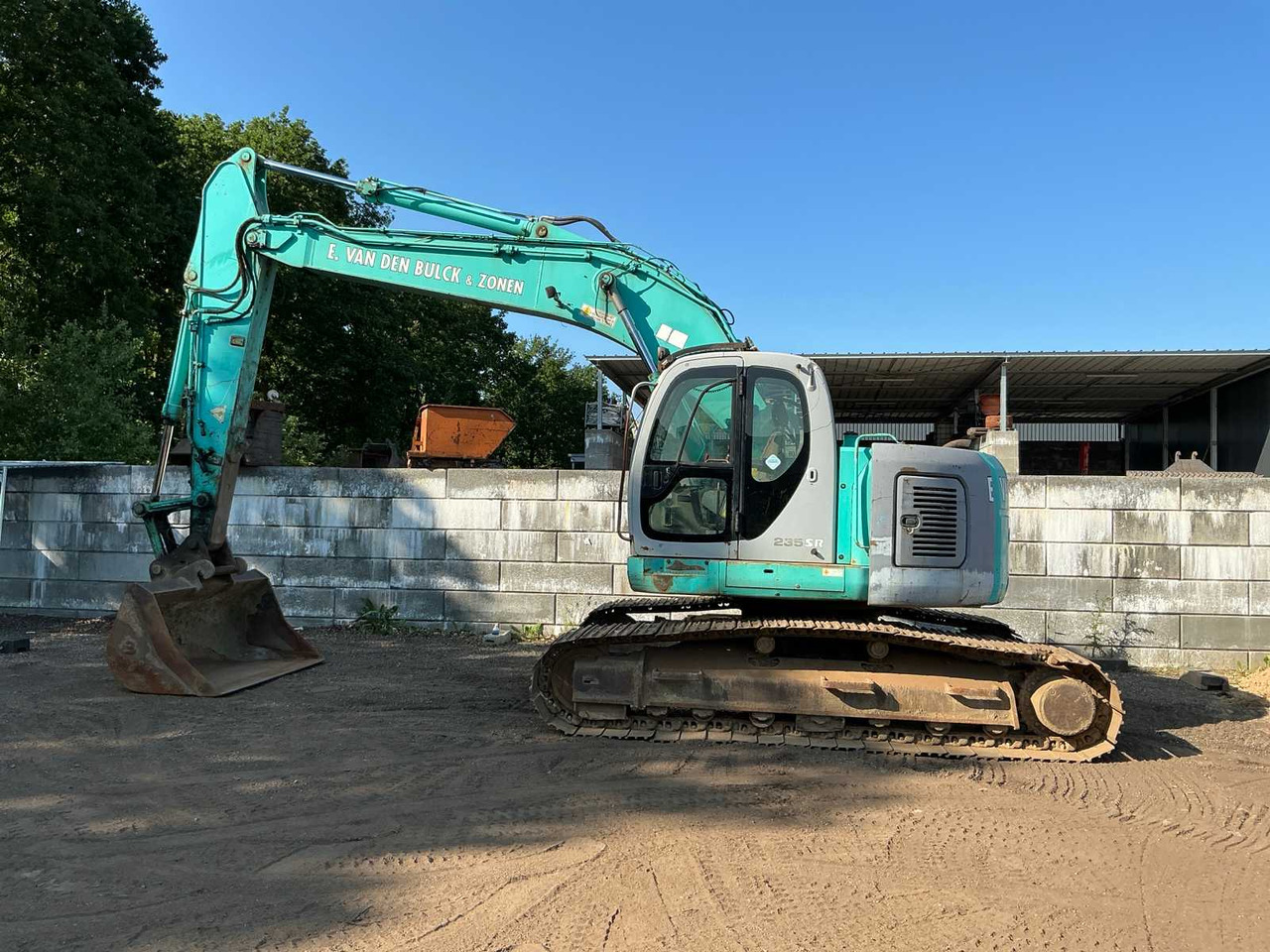Kobelco SK235SR - Escavadora de rastos: foto 2 Kobelco SK235SR - Escavadora de rastos: foto 2