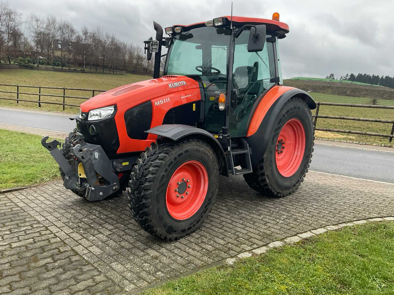 Kubota 2020 KUBOTA M5111 FOUR WHEEL DRIVE FARM TRACTOR - Trator: foto 1 Kubota 2020 KUBOTA M5111 FOUR WHEEL DRIVE FARM TRACTOR - Trator: foto 1