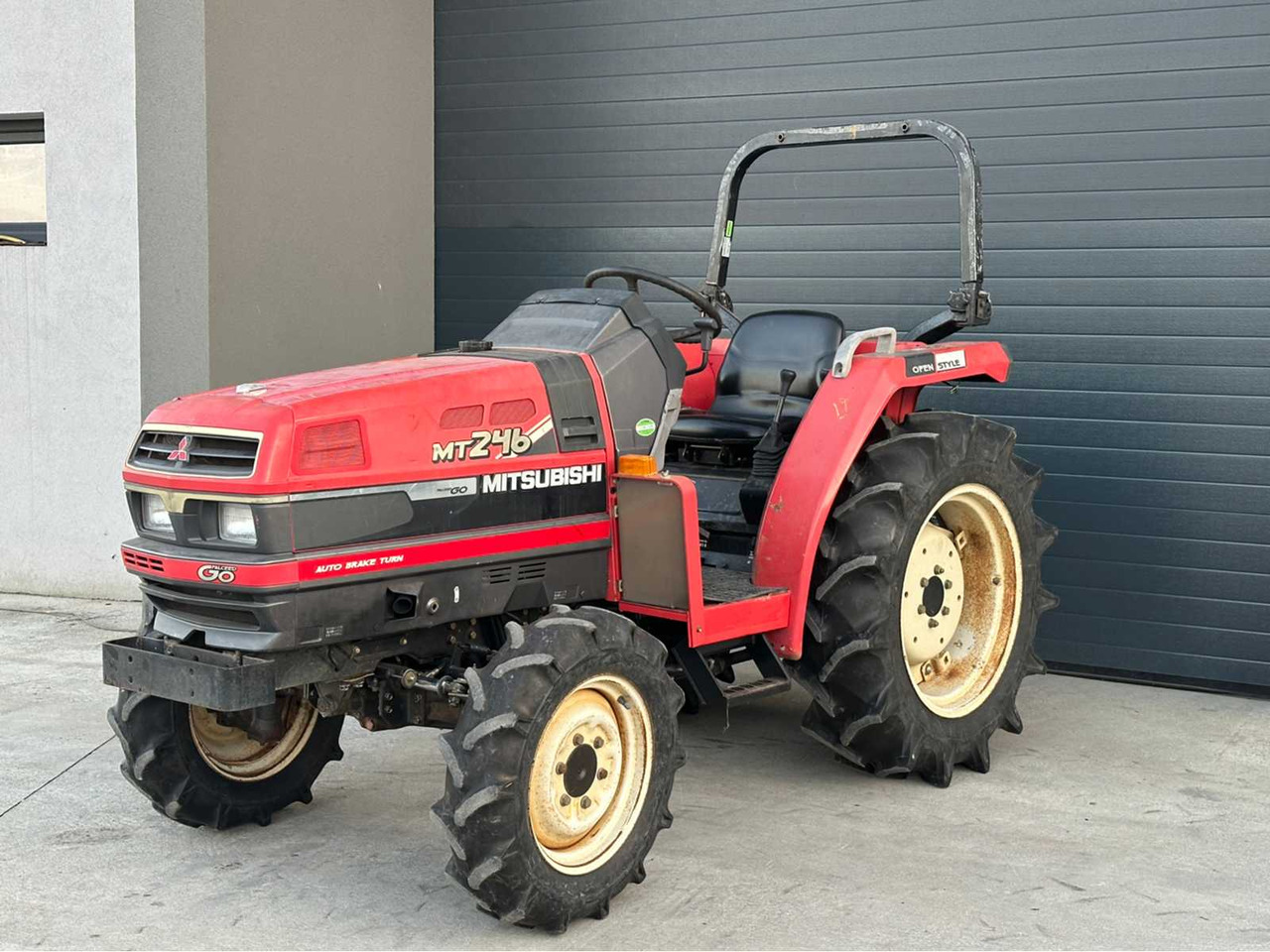 MITSUBISHI MT246 4-WHEEL DRIVE TRACTOR - Trator: foto 1 MITSUBISHI MT246 4-WHEEL DRIVE TRACTOR - Trator: foto 1