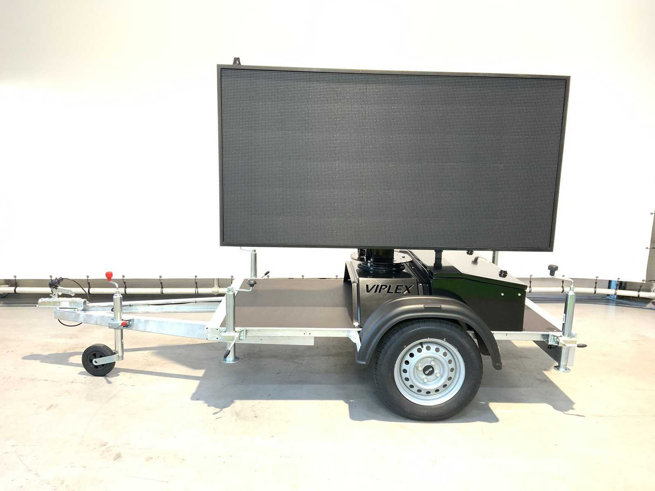 Viplex tekstkar P8 ledscherm op aanhangwagen - Máquina de outro: foto 2 Viplex tekstkar P8 ledscherm op aanhangwagen - Máquina de outro: foto 2