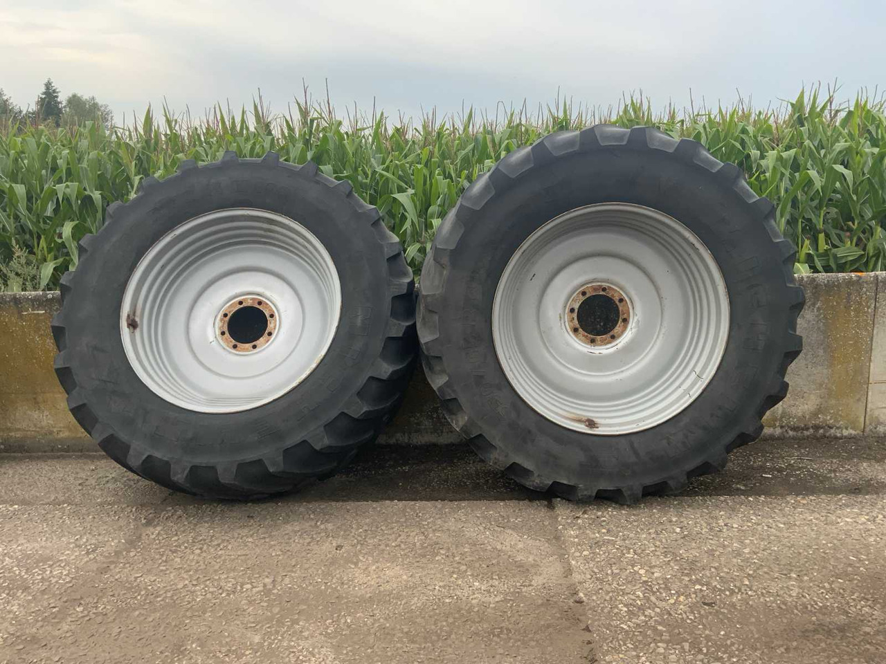Michelin XM108 - Jantes e pneus por Trator: foto 1 Michelin XM108 - Jantes e pneus por Trator: foto 1