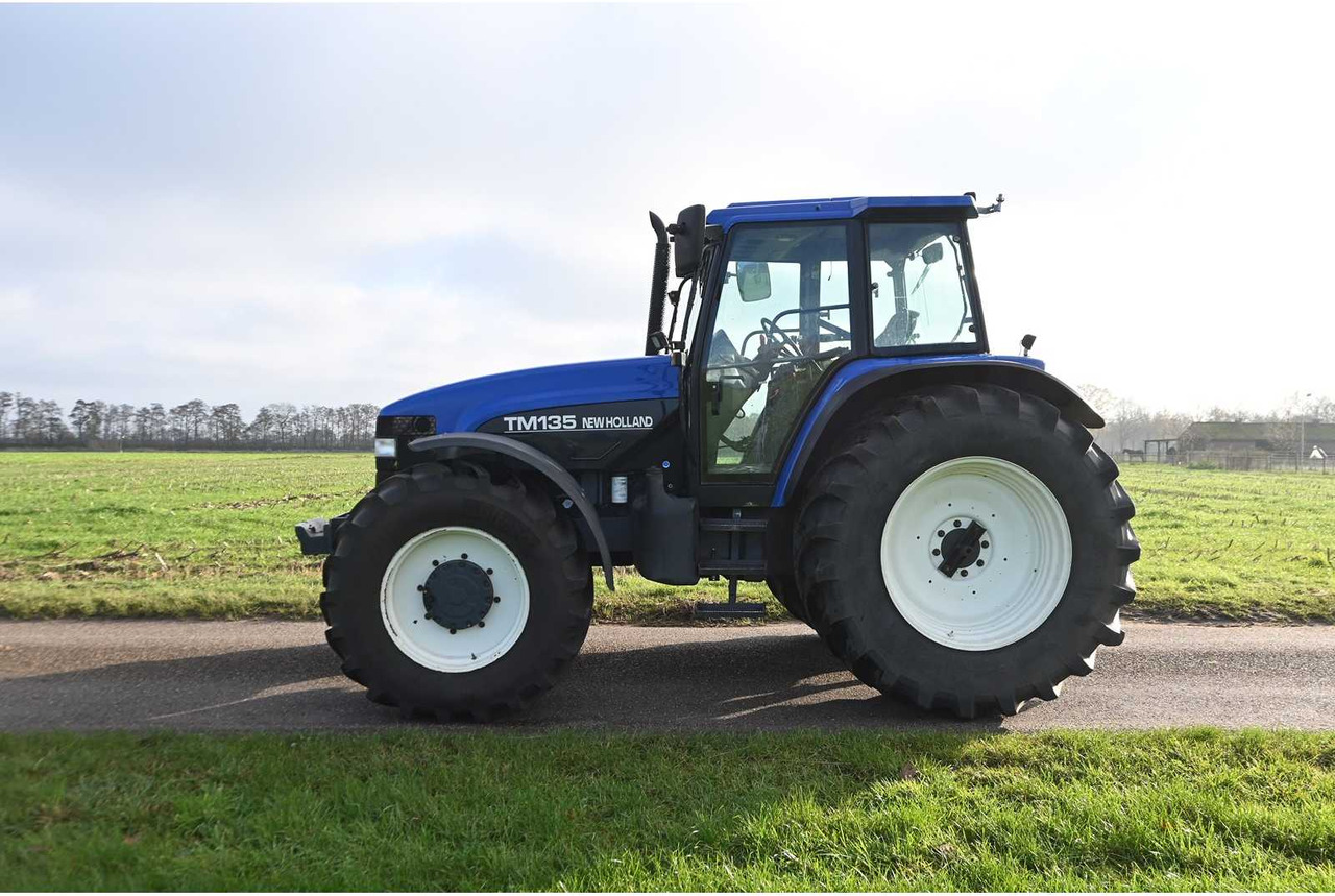 NEW HOLLAND - 1998 - TM135 - ALL-WHEEL DRIVE FARM TRACTOR - Trator: foto 3 NEW HOLLAND - 1998 - TM135 - ALL-WHEEL DRIVE FARM TRACTOR - Trator: foto 3