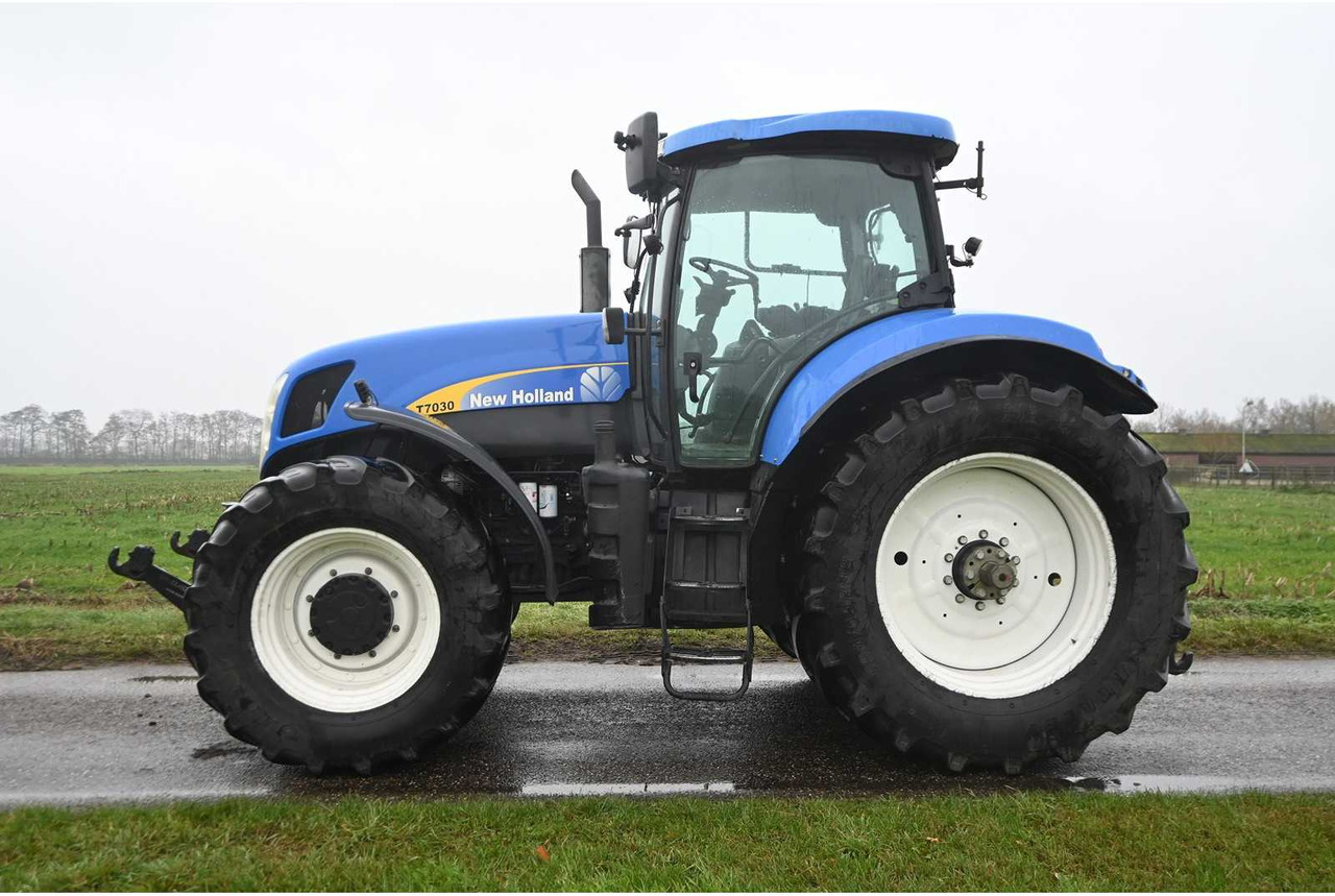 NEW HOLLAND - 2007 - T7030 - ALL-WHEEL DRIVE FARM TRACTOR - Trator: foto 3 NEW HOLLAND - 2007 - T7030 - ALL-WHEEL DRIVE FARM TRACTOR - Trator: foto 3
