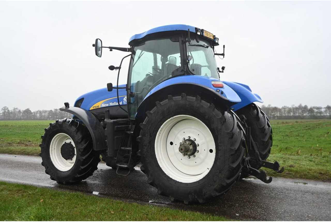 NEW HOLLAND - 2007 - T7030 - ALL-WHEEL DRIVE FARM TRACTOR - Trator: foto 4 NEW HOLLAND - 2007 - T7030 - ALL-WHEEL DRIVE FARM TRACTOR - Trator: foto 4
