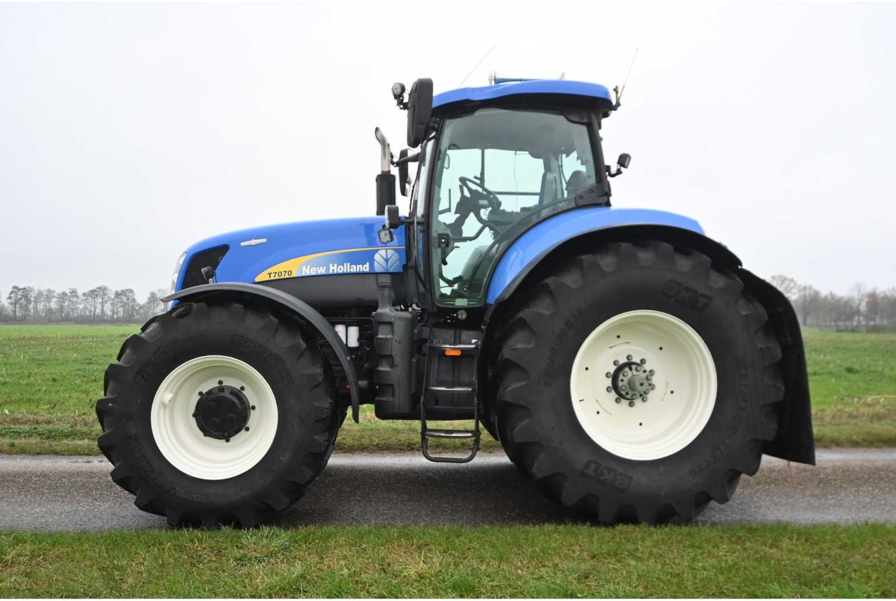 NEW HOLLAND - 2011 - T7070 - ALL-WHEEL DRIVE FARM TRACTOR - Trator: foto 3 NEW HOLLAND - 2011 - T7070 - ALL-WHEEL DRIVE FARM TRACTOR - Trator: foto 3