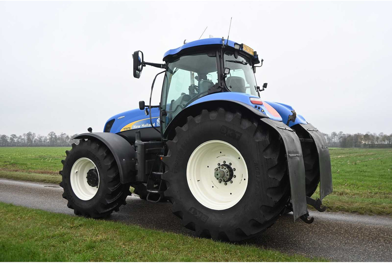 NEW HOLLAND - 2011 - T7070 - ALL-WHEEL DRIVE FARM TRACTOR - Trator: foto 4 NEW HOLLAND - 2011 - T7070 - ALL-WHEEL DRIVE FARM TRACTOR - Trator: foto 4