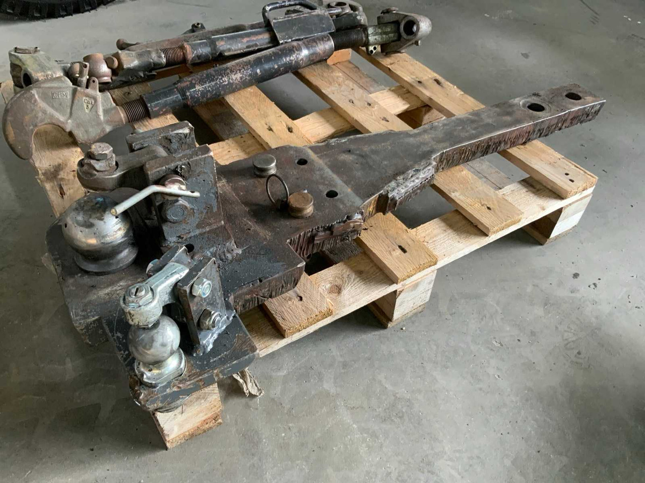 NEW HOLLAND 7000-SERIES / K80 - K50 TOWBAR - Trator: foto 1 NEW HOLLAND 7000-SERIES / K80 - K50 TOWBAR - Trator: foto 1