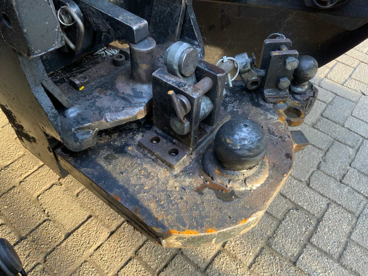 NEW HOLLAND 7000-SERIES / K80 - K50 TOWBAR - Trator: foto 1 NEW HOLLAND 7000-SERIES / K80 - K50 TOWBAR - Trator: foto 1