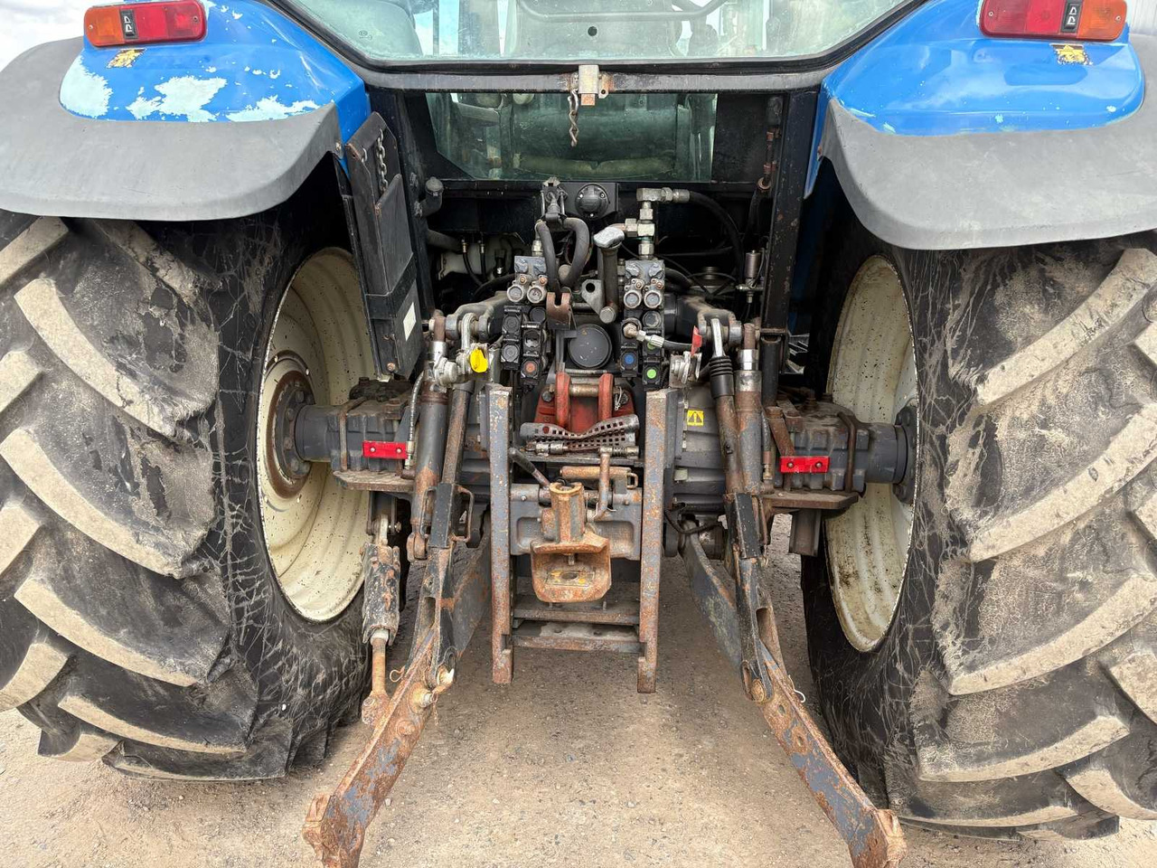 New Holland TM115 mit Frontlader - Trator: foto 5 New Holland TM115 mit Frontlader - Trator: foto 5