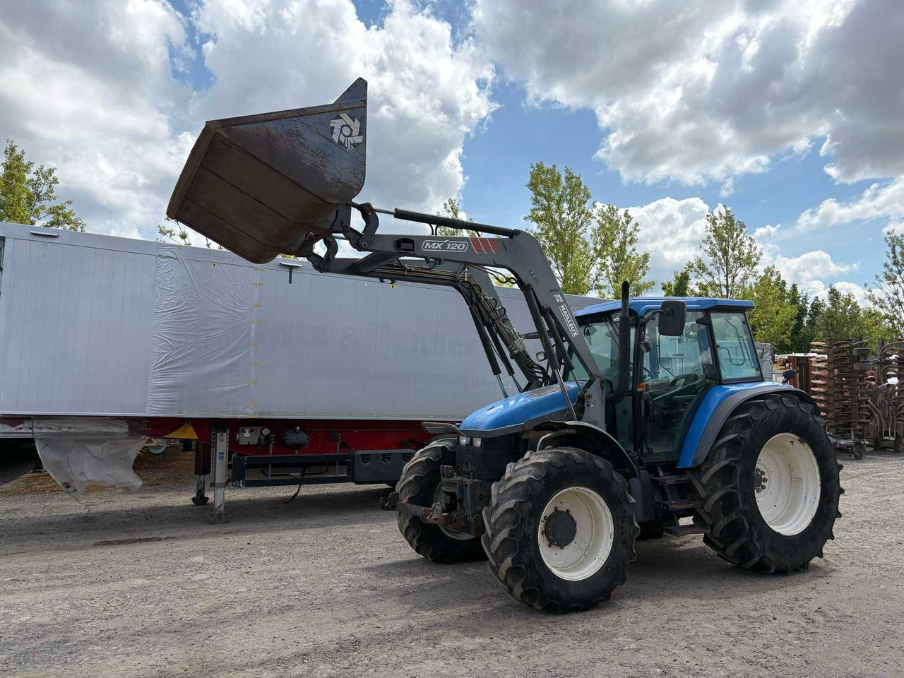 New Holland TM115 mit Frontlader - Trator: foto 1 New Holland TM115 mit Frontlader - Trator: foto 1