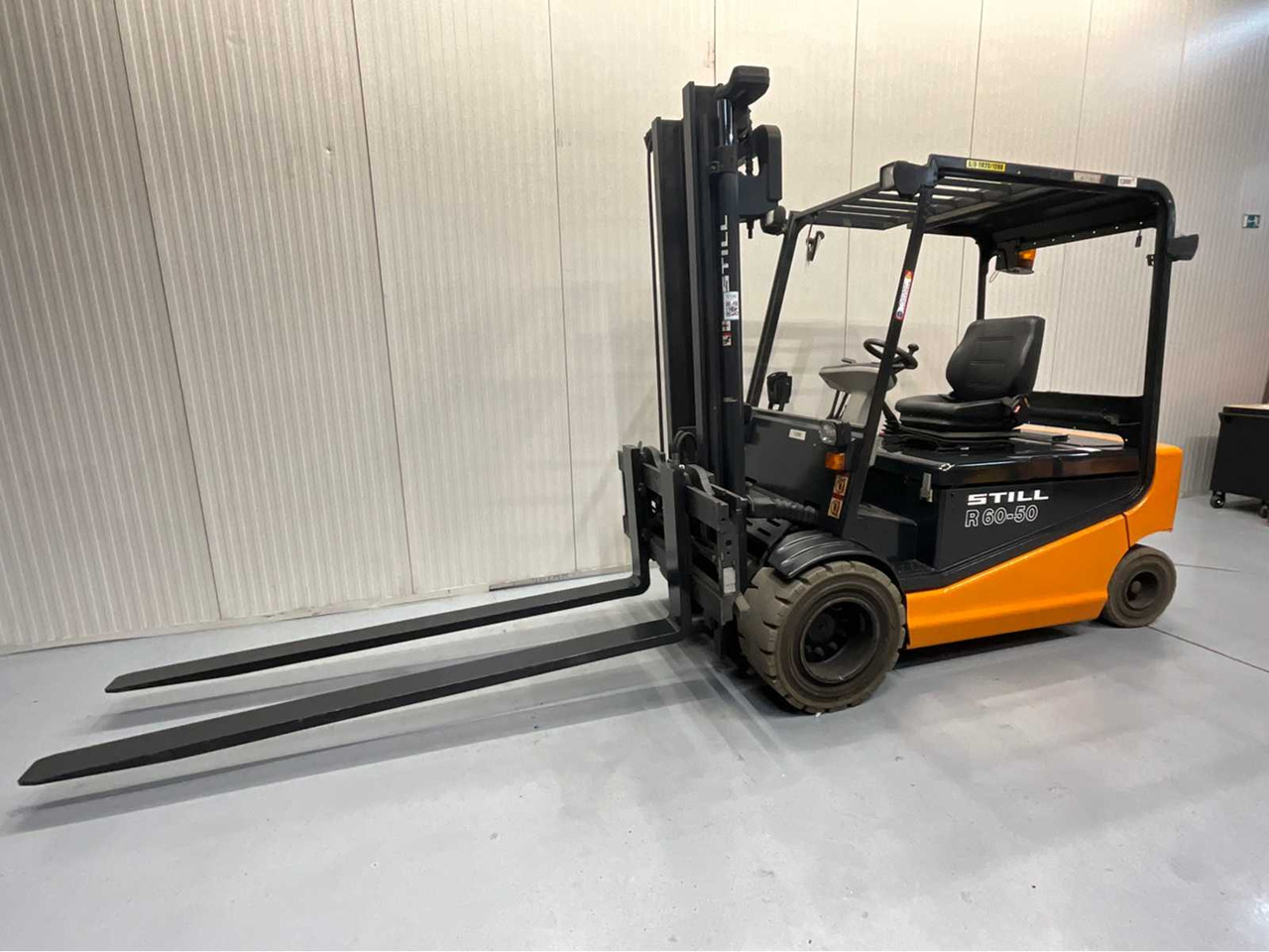 STILL R60-50 - 5000KG FORKLIFT WITH FORK SETTER BATTERY BJ. 2018 - Empilhadeira: foto 1 STILL R60-50 - 5000KG FORKLIFT WITH FORK SETTER BATTERY BJ. 2018 - Empilhadeira: foto 1