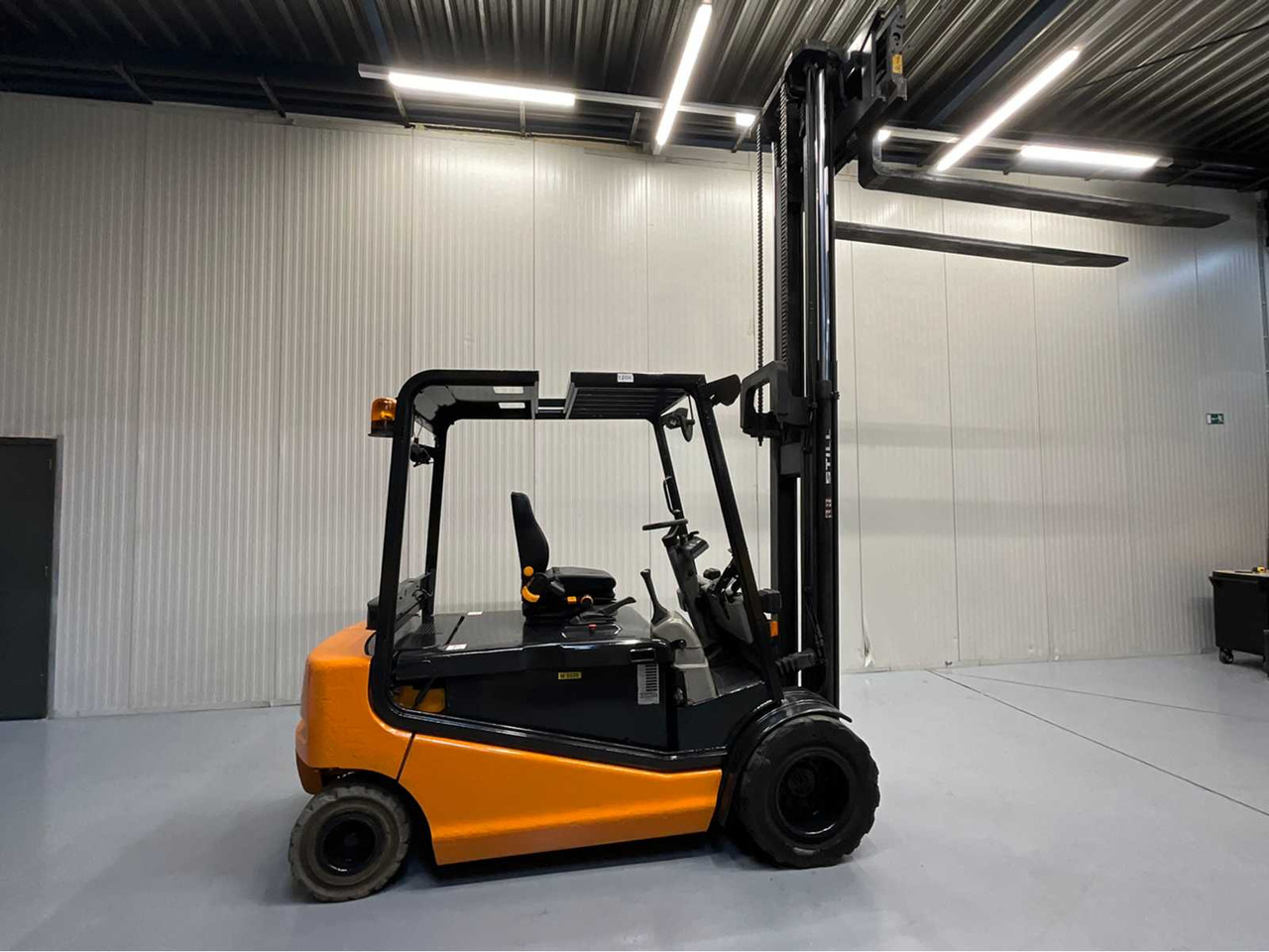 STILL R60-50 FORKLIFT 5000KG WITH FORK POSITIONER - BATTERY 2018 - FORKS 2400MM - Empilhadeira: foto 4 STILL R60-50 FORKLIFT 5000KG WITH FORK POSITIONER - BATTERY 2018 - FORKS 2400MM - Empilhadeira: foto 4