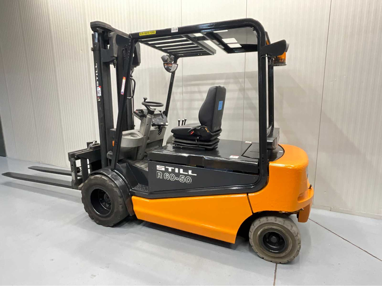 STILL R60-50 FORKLIFT 5000KG WITH FORK POSITIONER - BATTERY 2018 - FORKS 2400MM - Empilhadeira: foto 3 STILL R60-50 FORKLIFT 5000KG WITH FORK POSITIONER - BATTERY 2018 - FORKS 2400MM - Empilhadeira: foto 3
