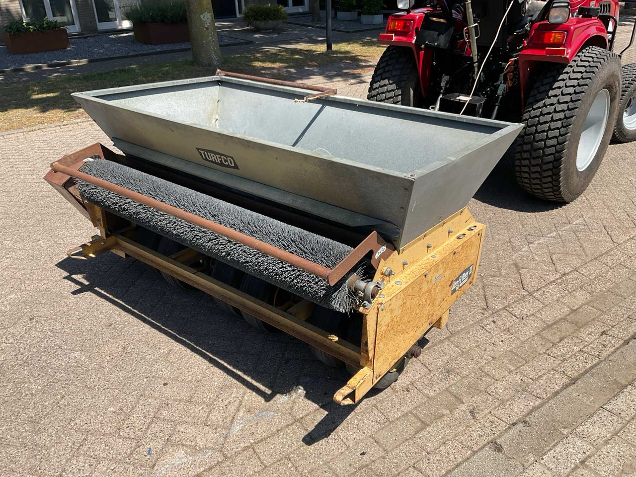Turfco Mete-r-matic III Top Dresser - Equipamentos para jardinagem: foto 1 Turfco Mete-r-matic III Top Dresser - Equipamentos para jardinagem: foto 1