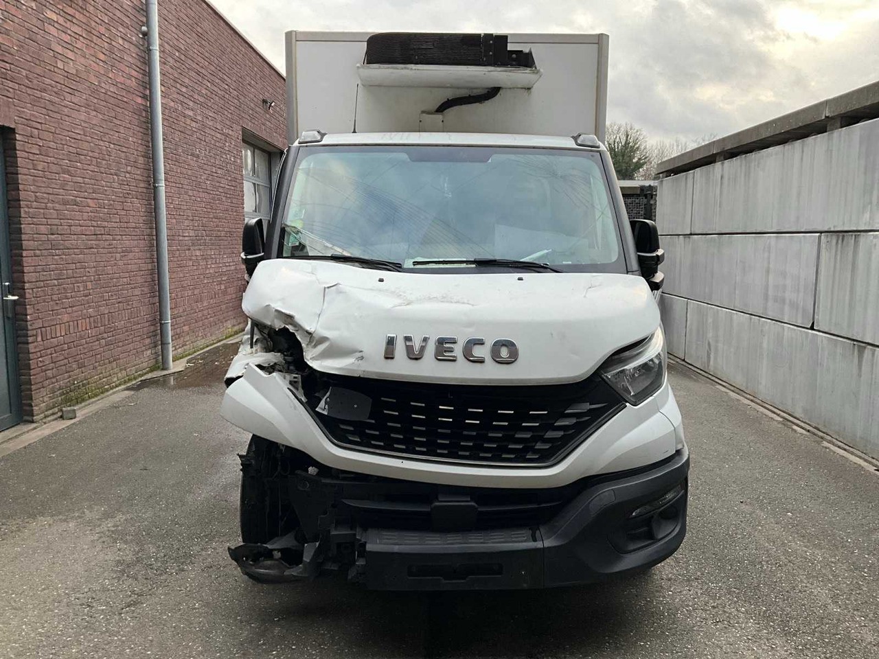 IVECO DAILY 35C14 REFRIGERATED TRUCK - COMMERCIAL VEHICLE (DAMAGE) - Veículo comercial: foto 2 IVECO DAILY 35C14 REFRIGERATED TRUCK - COMMERCIAL VEHICLE (DAMAGE) - Veículo comercial: foto 2