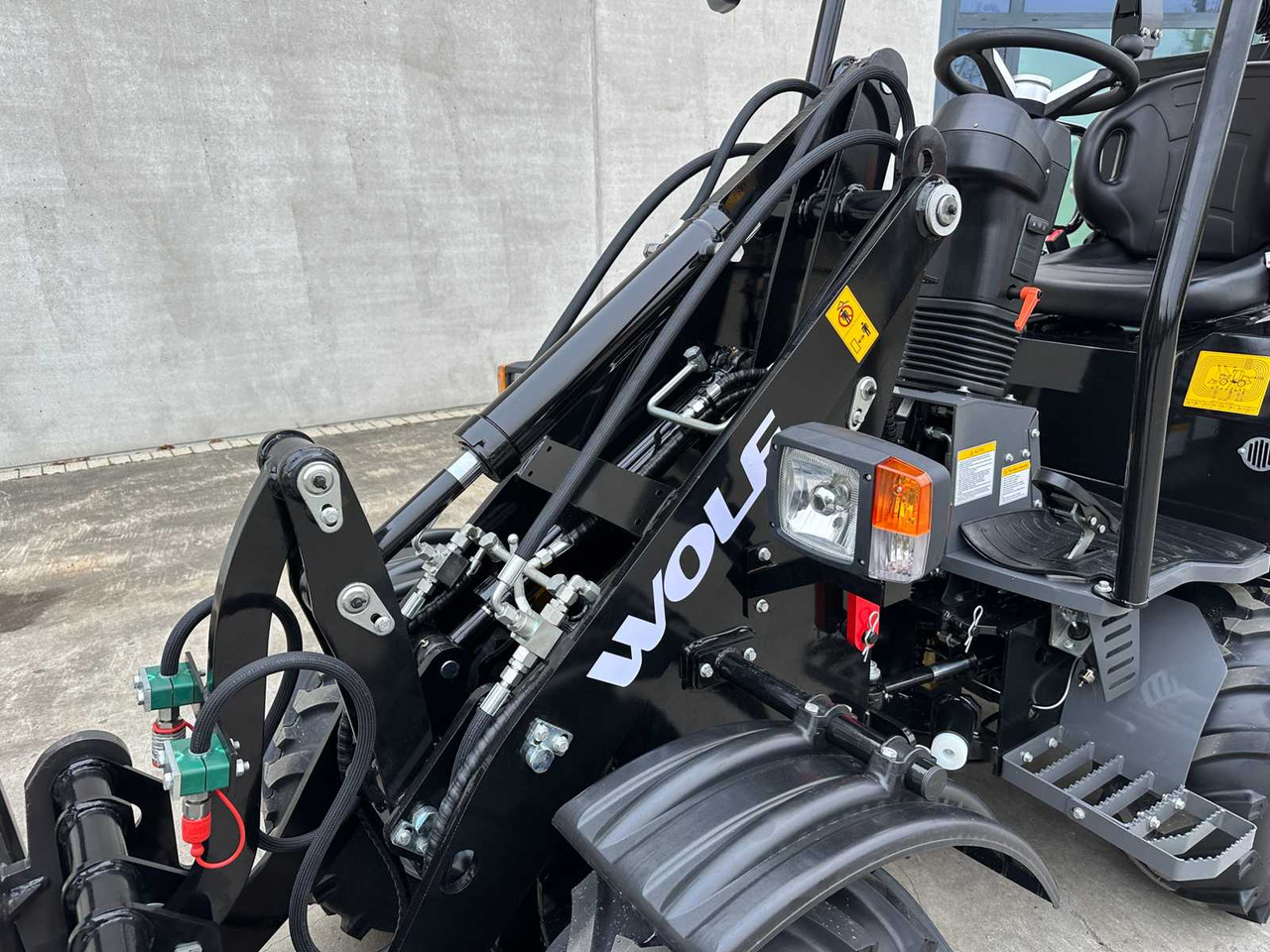 Pá carregadora de rodas WOLF - 2025 - MINI 750 - WHEEL LOADER MINI 750: foto 16 Pá carregadora de rodas WOLF - 2025 - MINI 750 - WHEEL LOADER MINI 750: foto 16