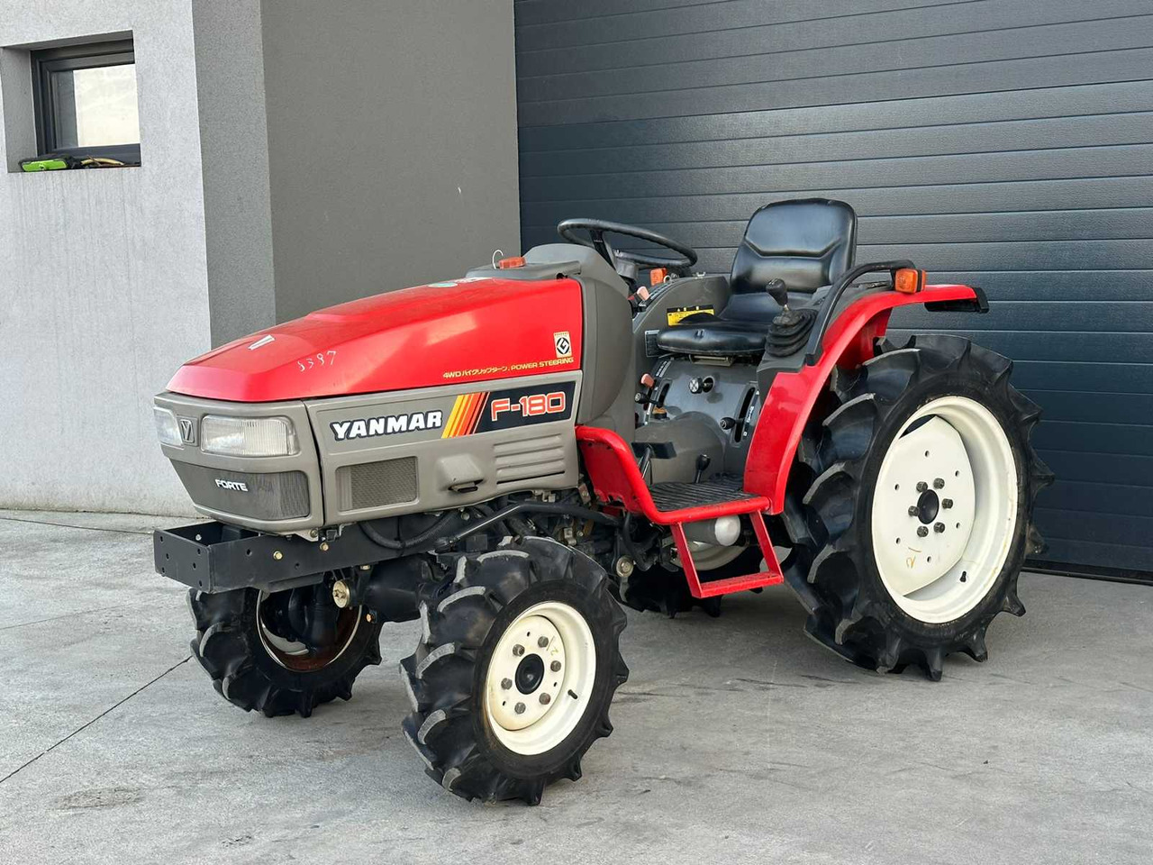 YANMAR - F-180 - 4-WHEEL DRIVE TRACTOR - Trator: foto 1 YANMAR - F-180 - 4-WHEEL DRIVE TRACTOR - Trator: foto 1
