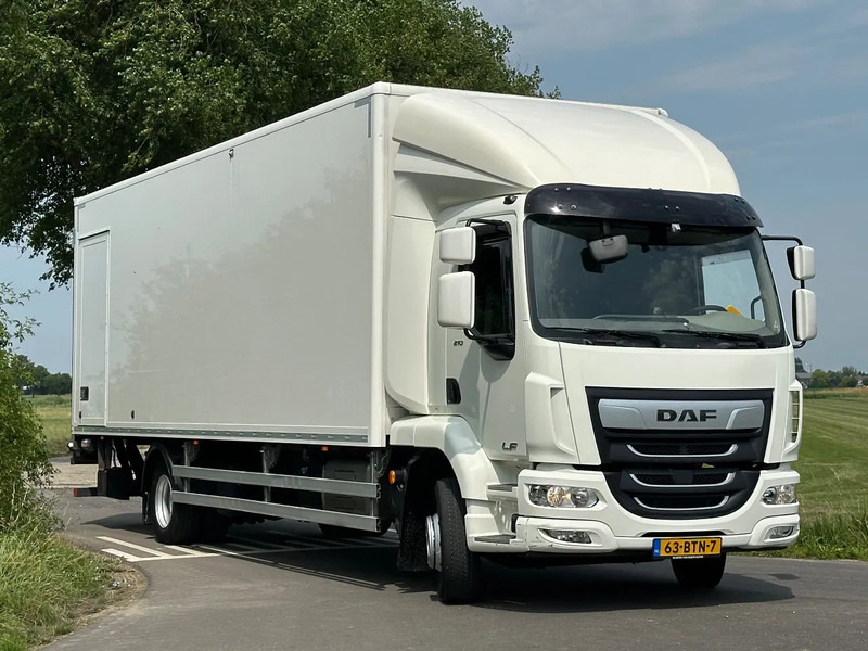 DAF LF 210 LF210.14. EURO6. 2022. 183401km 805x248x248. Bakwagen met Laadklep 2500kg - Camião furgão: foto 2 DAF LF 210 LF210.14. EURO6. 2022. 183401km 805x248x248. Bakwagen met Laadklep 2500kg - Camião furgão: foto 2