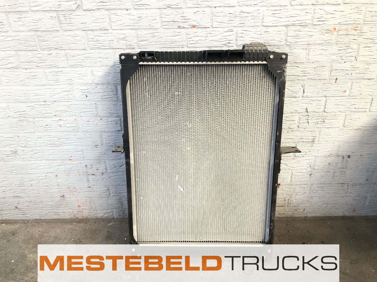 Mercedes-Benz Radiateur - Sistema de arrefecimento por Camião: foto 1 Mercedes-Benz Radiateur - Sistema de arrefecimento por Camião: foto 1