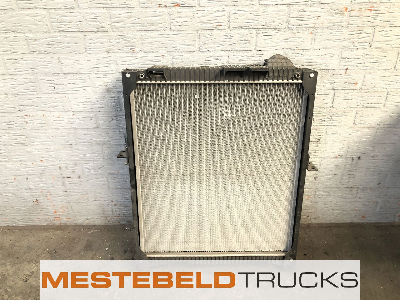 Mercedes-Benz Radiateur - Sistema de arrefecimento por Camião: foto 1 Mercedes-Benz Radiateur - Sistema de arrefecimento por Camião: foto 1