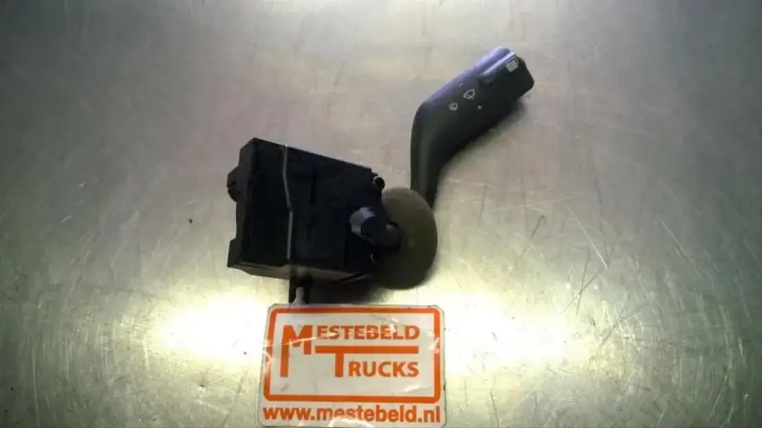 Volvo Ruitenwisser schakelaar  - Cabine e interior por Camião: foto 1 Volvo Ruitenwisser schakelaar  - Cabine e interior por Camião: foto 1