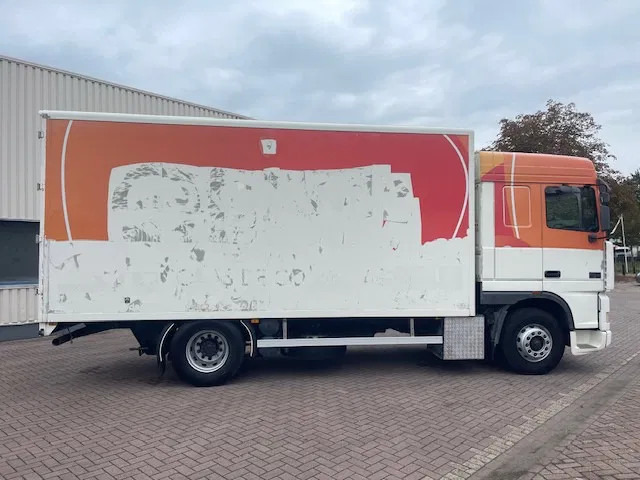 DAF XF 95.380 Euro 2 Manual-Gear - Camião furgão: foto 2 DAF XF 95.380 Euro 2 Manual-Gear - Camião furgão: foto 2