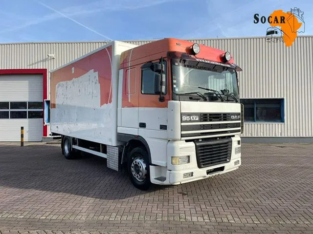 DAF XF 95.380 Euro 2 Manual-Gear - Camião furgão: foto 1 DAF XF 95.380 Euro 2 Manual-Gear - Camião furgão: foto 1