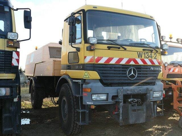 Mercedes-Benz 2035 AK Actros 4x4, Kehrmaschine Schmidt, Allrad - Veículo limpa-neves: foto 4 Mercedes-Benz 2035 AK Actros 4x4, Kehrmaschine Schmidt, Allrad - Veículo limpa-neves: foto 4