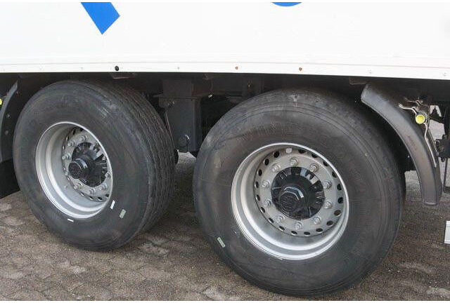 Sommer 2-Achser, elektr. Rolltor, BPW, 11.000mm lang - Semi-reboque furgão: foto 4 Sommer 2-Achser, elektr. Rolltor, BPW, 11.000mm lang - Semi-reboque furgão: foto 4