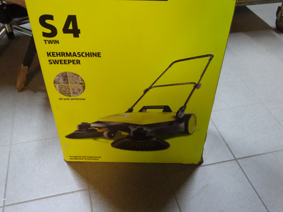 Balayeuse mécanique KARCHER S 4 Twin - Varredora industrial: foto 1 Balayeuse mécanique KARCHER S 4 Twin - Varredora industrial: foto 1