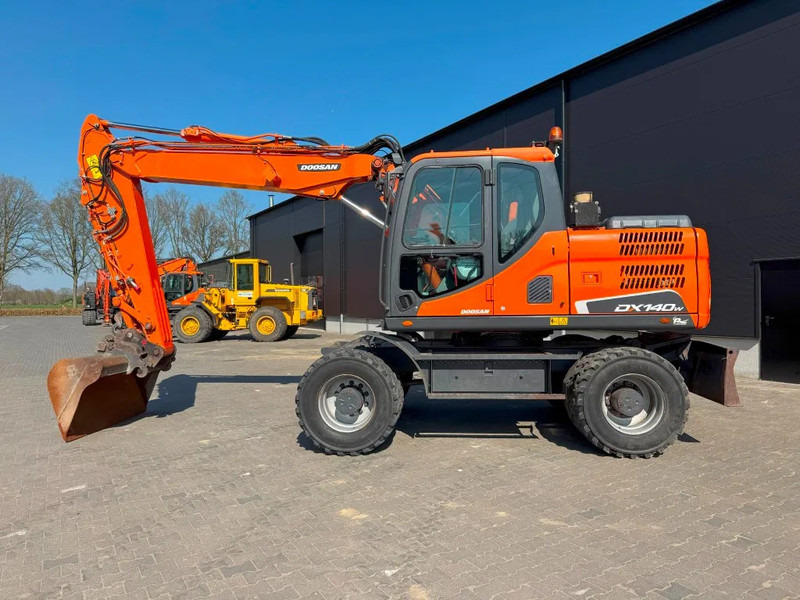 Doosan DX140-3 6000 uur ! NL Machine - Escavadeira de rodas: foto 1 Doosan DX140-3 6000 uur ! NL Machine - Escavadeira de rodas: foto 1