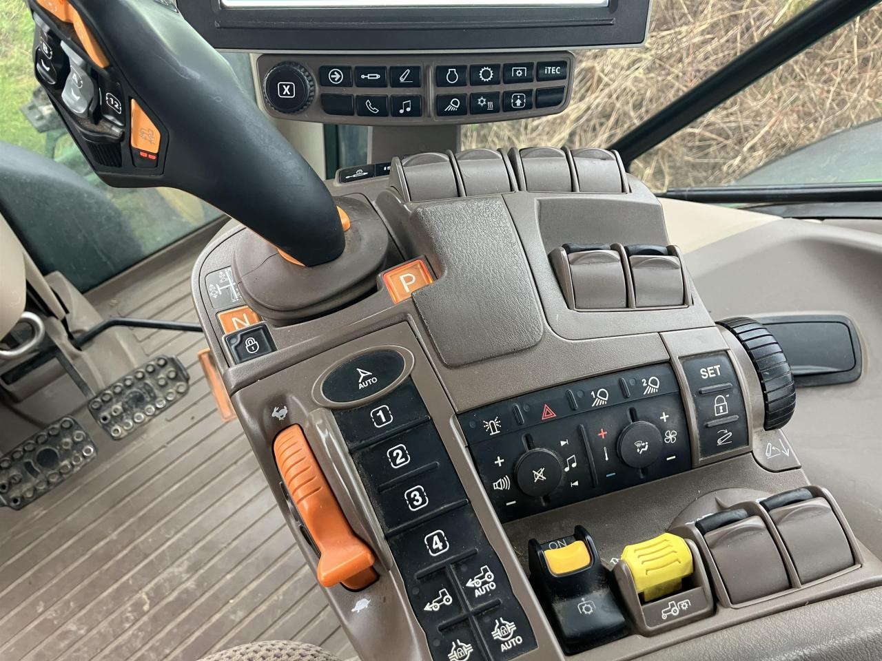 Trator John Deere 6215R: foto 7