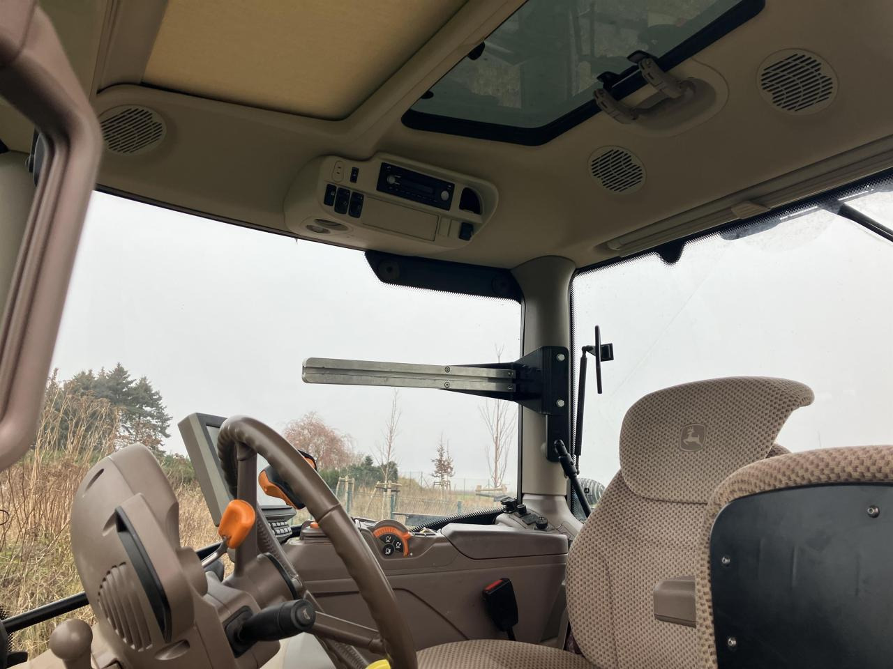 Trator John Deere 6215R: foto 6