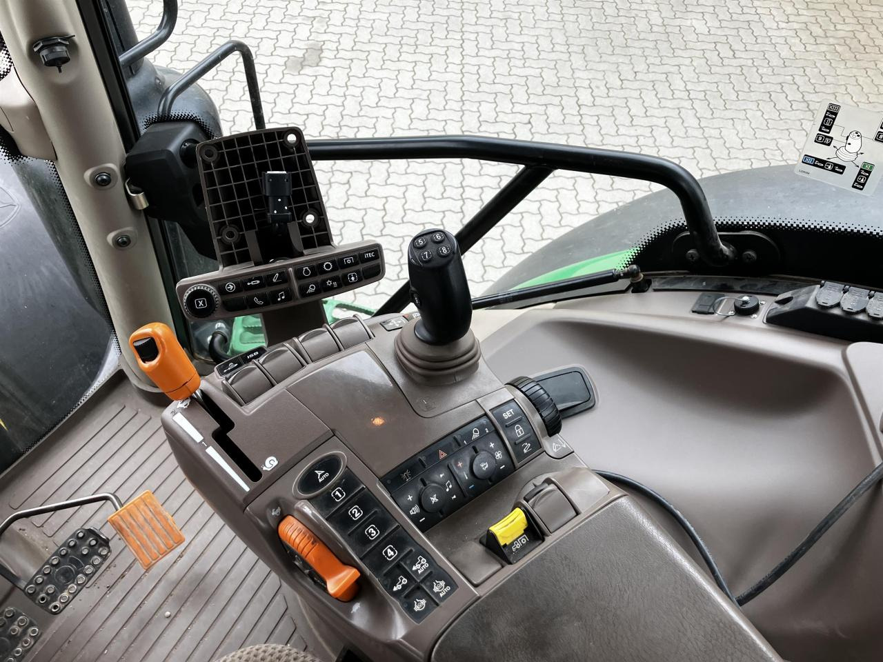 Trator John Deere 6215R: foto 8