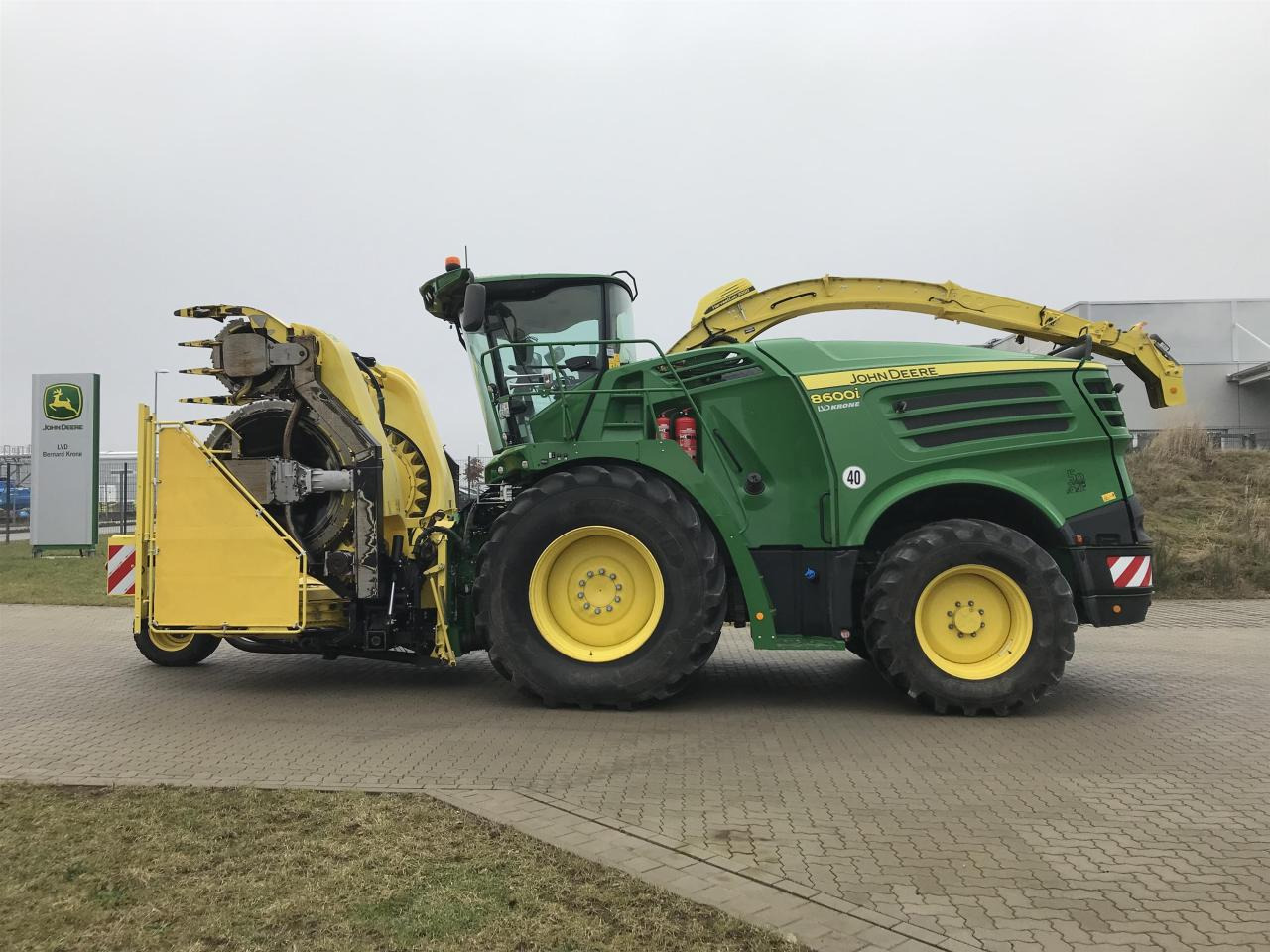 John Deere 8600 - Picadora de forragem automotriz: foto 1 John Deere 8600 - Picadora de forragem automotriz: foto 1