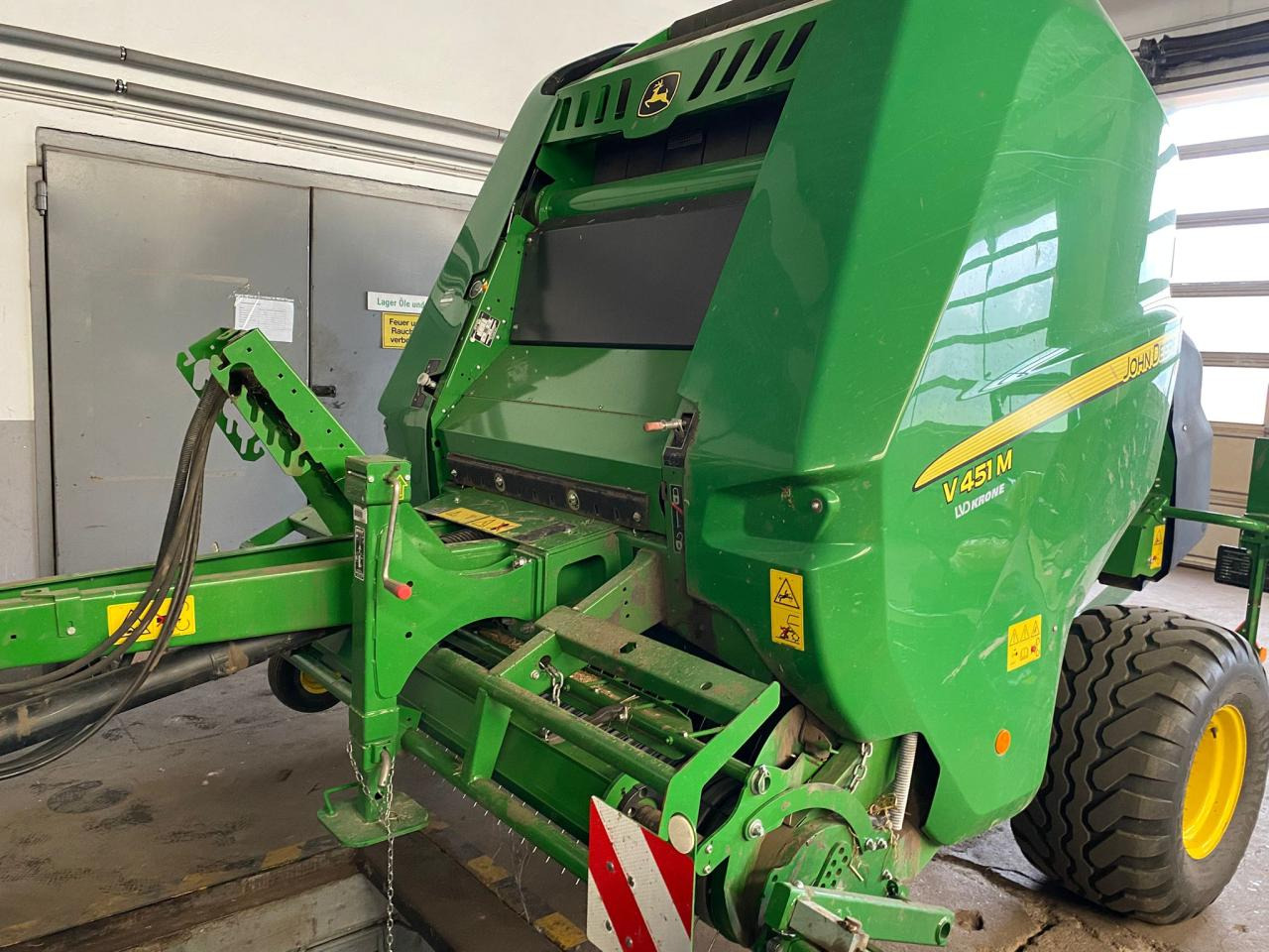 John Deere V451M MaxiCut 13 - Enfardadeira de fardos redondos: foto 1 John Deere V451M MaxiCut 13 - Enfardadeira de fardos redondos: foto 1