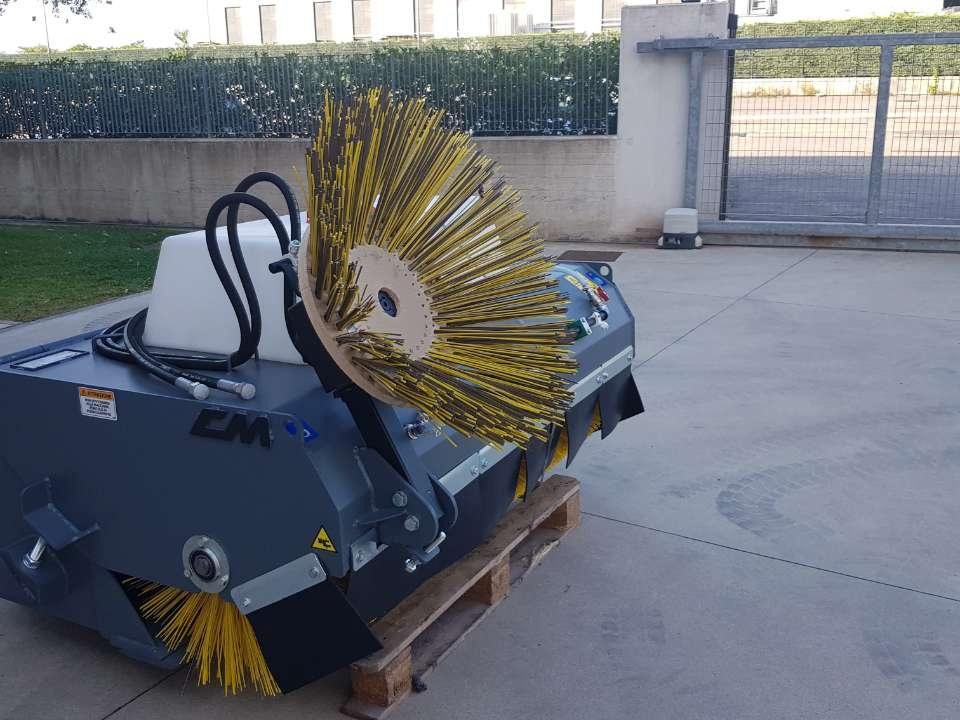 CM Crusher CBS 175 HD Sweeping Bucket - Vassoura por Mini pá carregadora: foto 3 CM Crusher CBS 175 HD Sweeping Bucket - Vassoura por Mini pá carregadora: foto 3