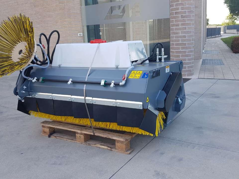 CM Crusher CBS 175 HD Sweeping Bucket - Vassoura por Mini pá carregadora: foto 1 CM Crusher CBS 175 HD Sweeping Bucket - Vassoura por Mini pá carregadora: foto 1